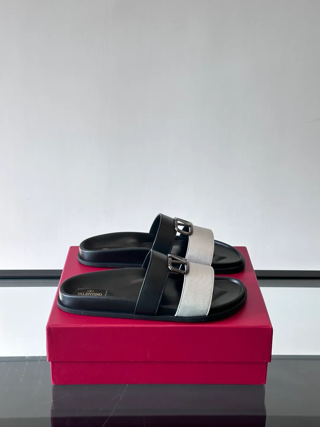 Men's shoes 💰p320 "VALENTINO" Valentino Men's 🧍‍♂️ Spring and summer new style metal rivet flat slippers, elegant sandals, the same style worn by celebrities, original molding, imported calfskin. Rubber outsole. Soft and durable, full set of counter packaging size: 39-44 (customized at 38.45.46)
